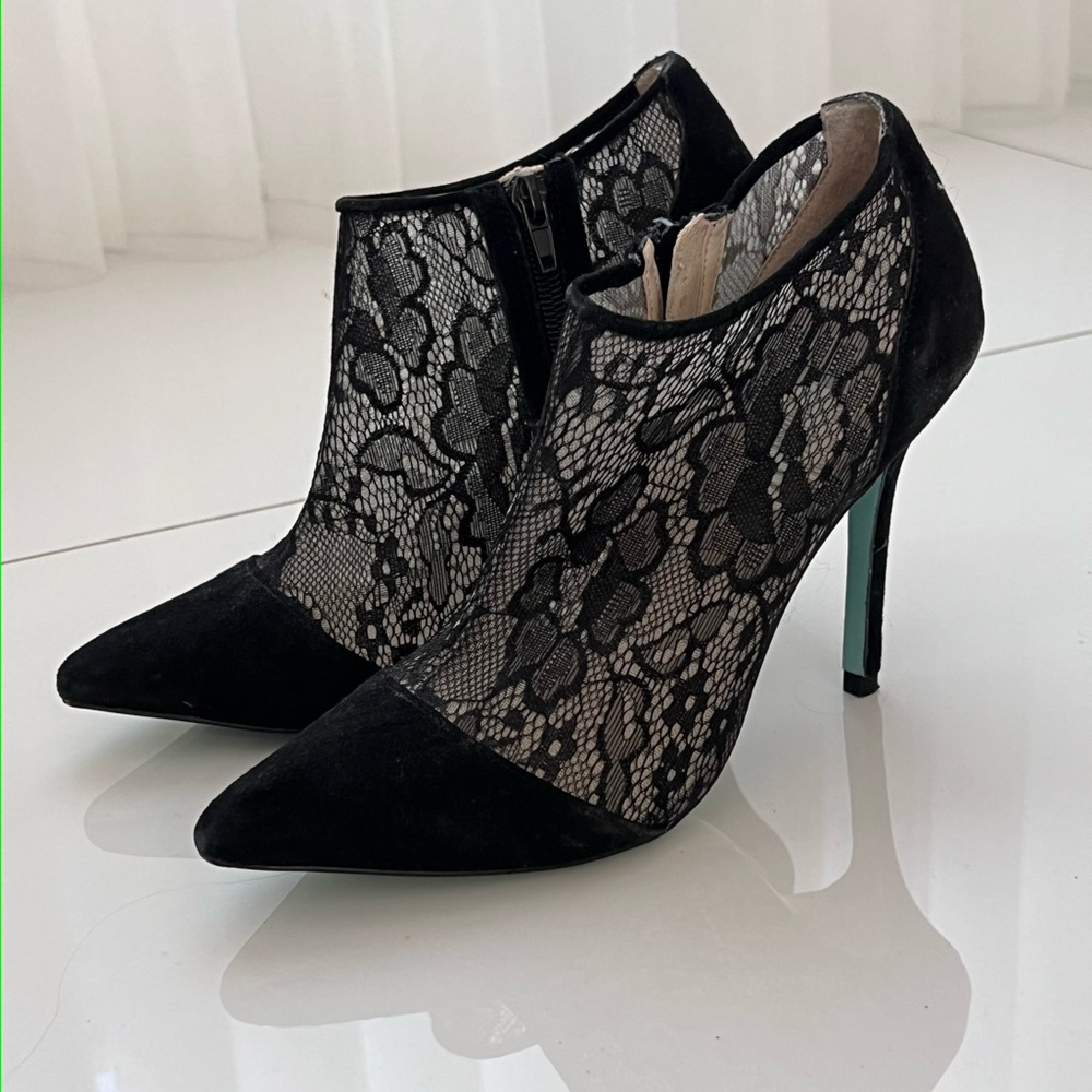 Woman’s Jessica Simpson black lace bootie size 6.5